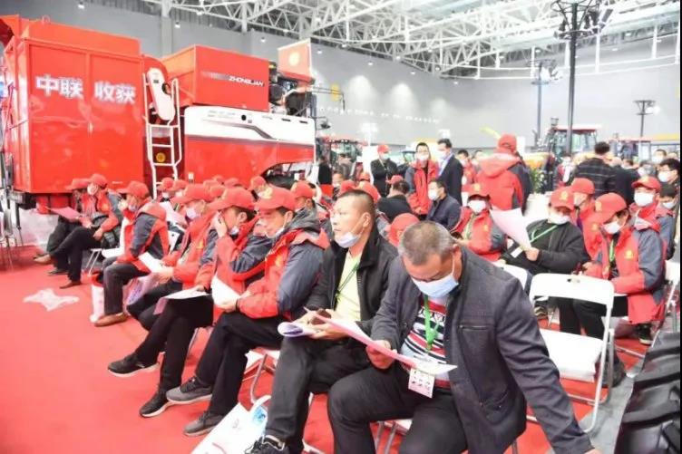 鄭州中聯(lián)農(nóng)機(jī)用戶俱樂(lè)部成立