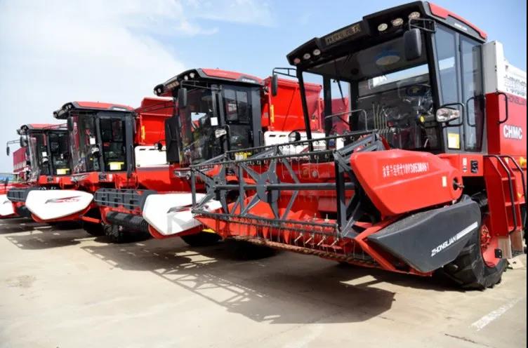 尤美玲:經(jīng)濟(jì)效益高是用戶(hù)爭(zhēng)相搶購(gòu)買(mǎi)中聯(lián)收獲花生機(jī)的主要原因